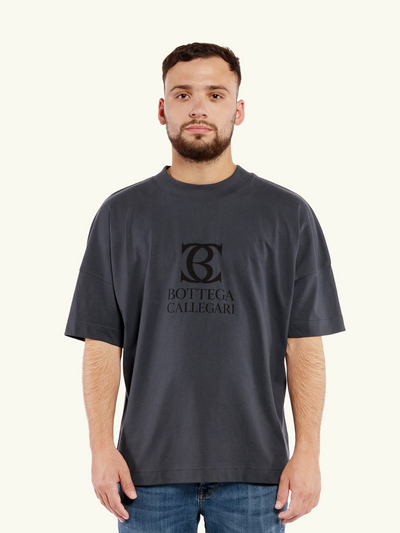 T-shirt unisexe oversize Bottega Callegari gris logo noir porté de face par une homme