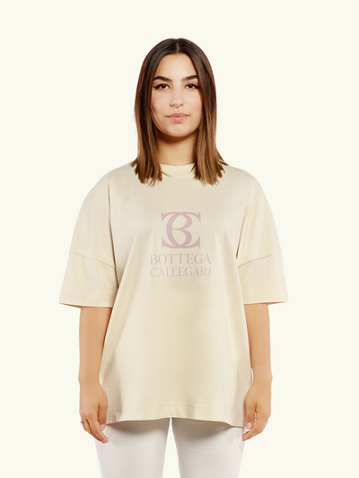 T-shirt unisexe oversize Bottega Callegari beige logo mauve porté de face par une femme