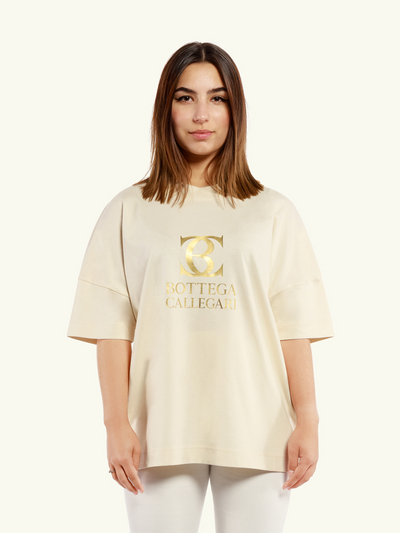 T-shirt unisexe oversize Bottega Callegari beige logo or porté de face par une femme