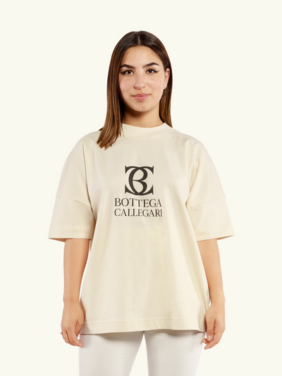 T-shirt unisexe oversize Bottega Callegari beige logo noir porté de face par une femme